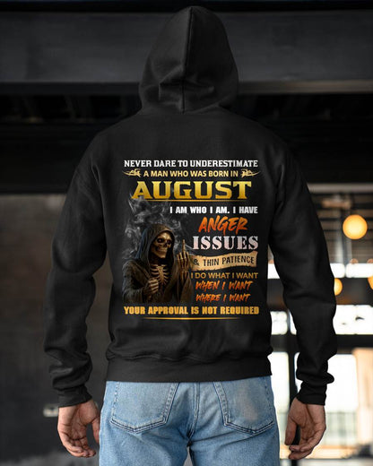 AUGUST - NEVER UNDERESTIMATE A MAN WHO KNOWS WHO HE IS - FOR MAN - TLEE08 (SKU26T-01156-08)