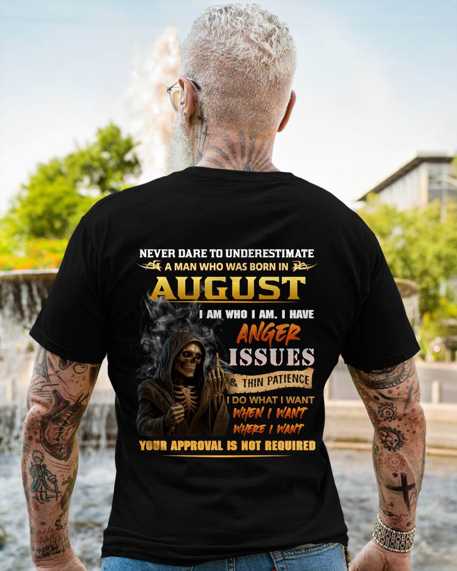 AUGUST - NEVER UNDERESTIMATE A MAN WHO KNOWS WHO HE IS - FOR MAN - TLEE08 (SKU26T-01156-08)