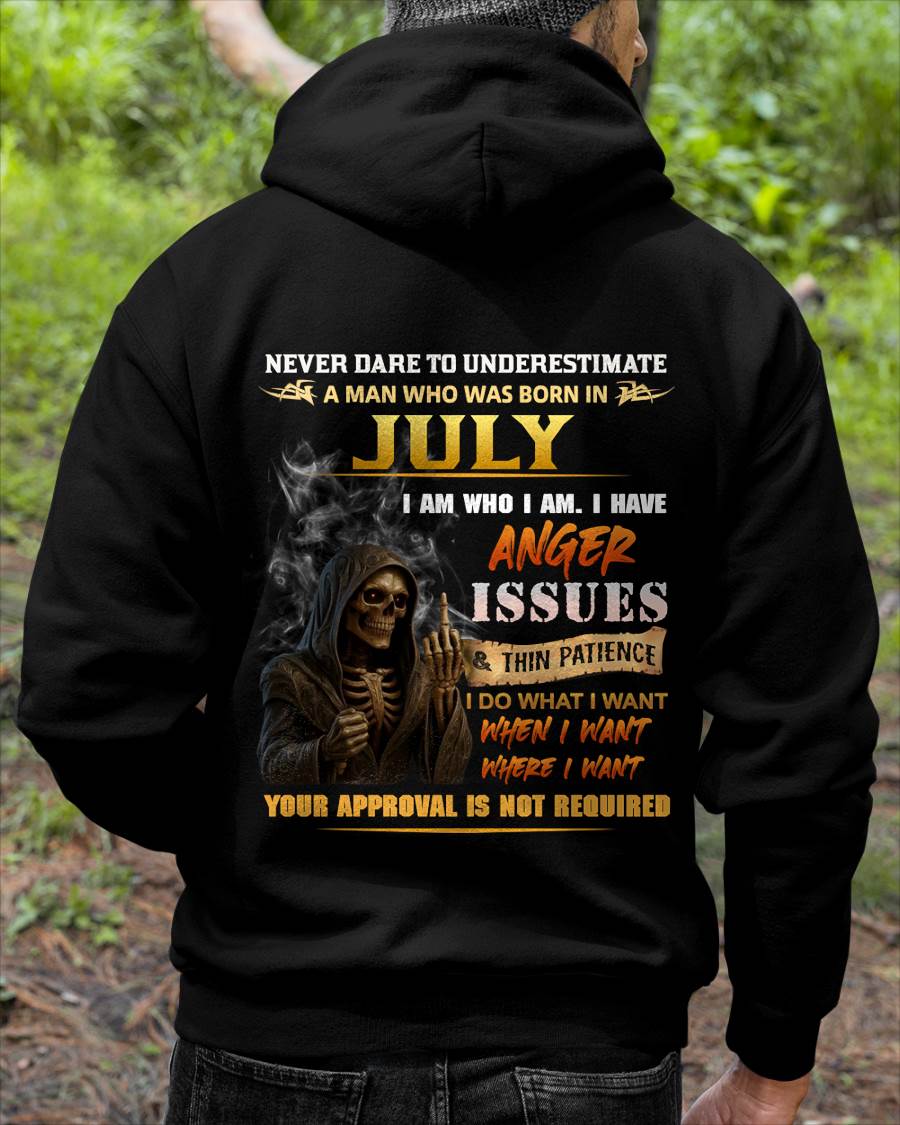 JULY - NEVER UNDERESTIMATE A MAN WHO KNOWS WHO HE IS - FOR MAN - TLEE07 (SKU26T-01156-07)