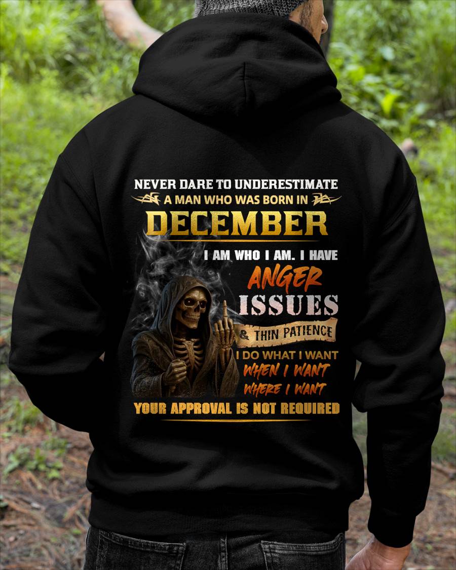 DECEMBER - NEVER UNDERESTIMATE A MAN WHO KNOWS WHO HE IS - FOR MAN - TLEE12 (SKU26T-01156-12)