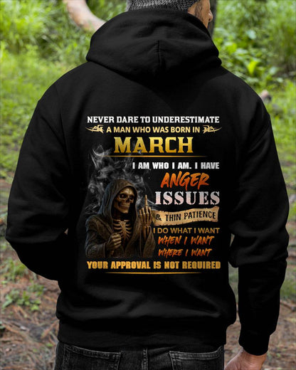 MARCH - NEVER UNDERESTIMATE A MAN WHO KNOWS WHO HE IS - FOR MAN - TLEE03 (SKU26T-01156-03)