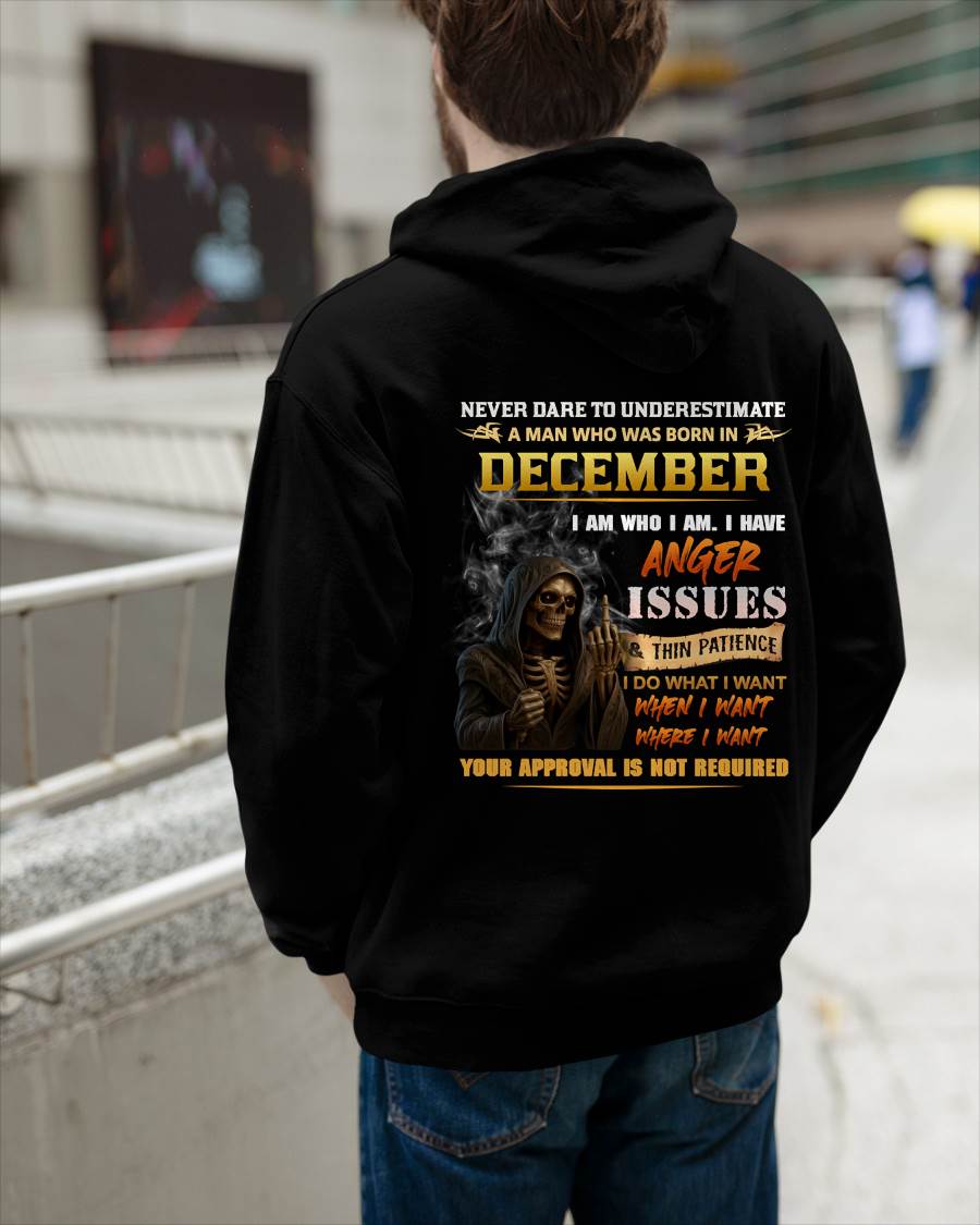 DECEMBER - NEVER UNDERESTIMATE A MAN WHO KNOWS WHO HE IS - FOR MAN - TLEE12 (SKU26T-01156-12)