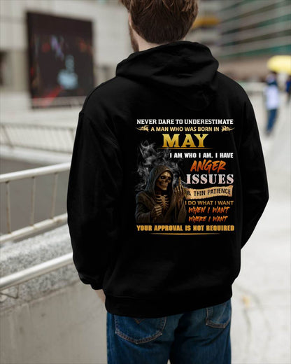 MAY - NEVER UNDERESTIMATE A MAN WHO KNOWS WHO HE IS - FOR MAN - TLEE05 (SKU26T-01156-05)