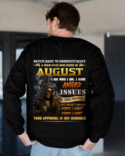 AUGUST - NEVER UNDERESTIMATE A MAN WHO KNOWS WHO HE IS - FOR MAN - TLEE08 (SKU26T-01156-08)