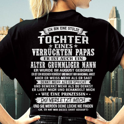 AUGUST / TOCHTER EINES VERRÜCKTEN PAPAS SHIRT - GESCHENK VOM PAPA - TLEE08 (SKU2606-230-08)