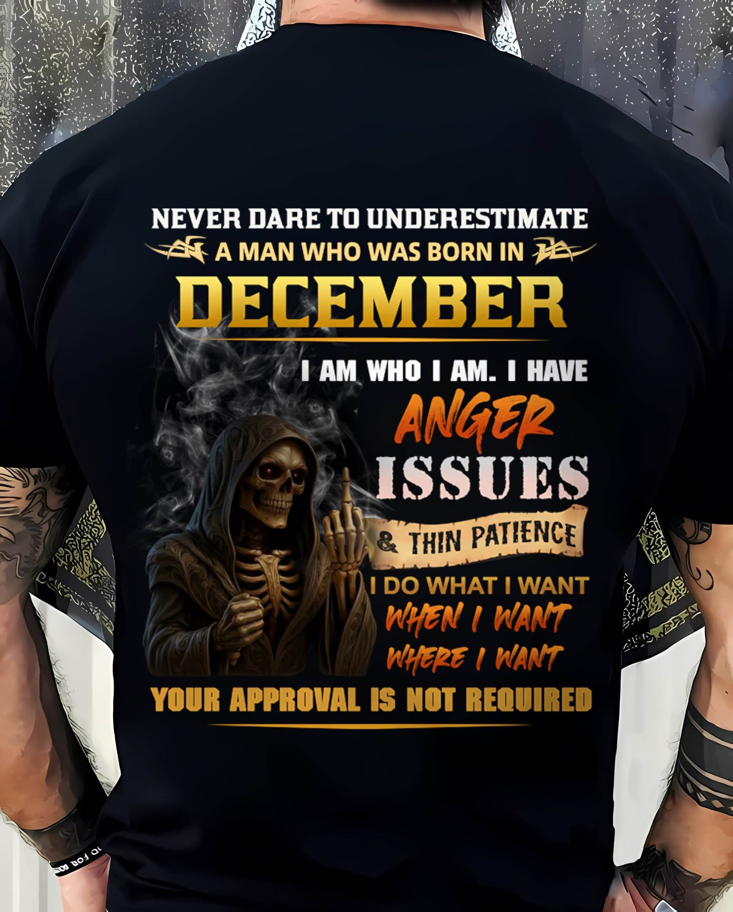 DECEMBER - NEVER UNDERESTIMATE A MAN WHO KNOWS WHO HE IS - FOR MAN - TLEE12 (SKU26T-01156-12)