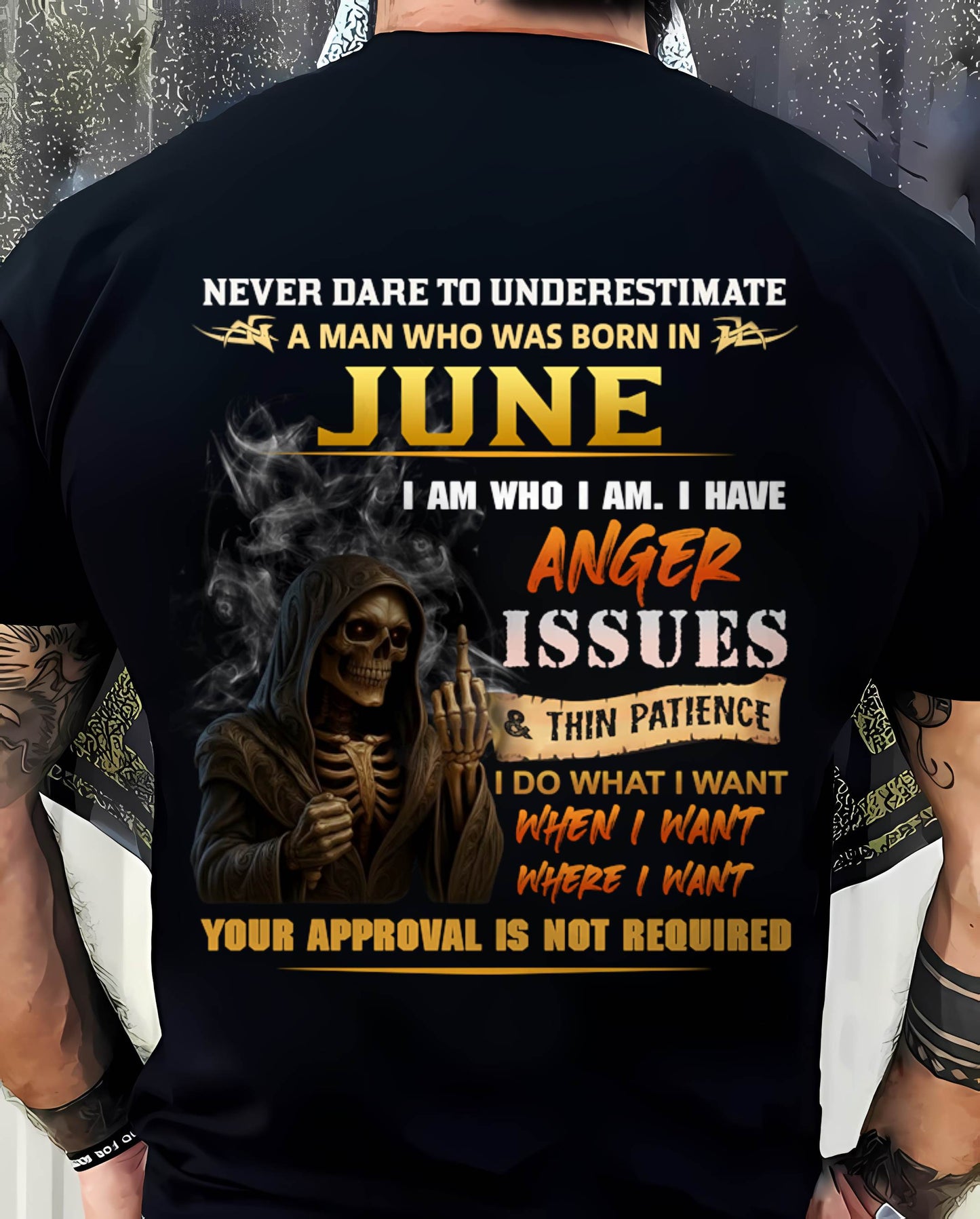 JUNE - NEVER UNDERESTIMATE A MAN WHO KNOWS WHO HE IS - FOR MAN - TLEE06 (SKU26T-01156-06)